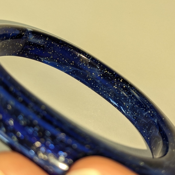 VTG NOS OVAL ITALIAN MARBLED GLITTER LUCITE BANGLE - Picture 2 of 11